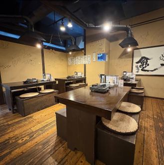 壁には有名人のサインも多数ございます