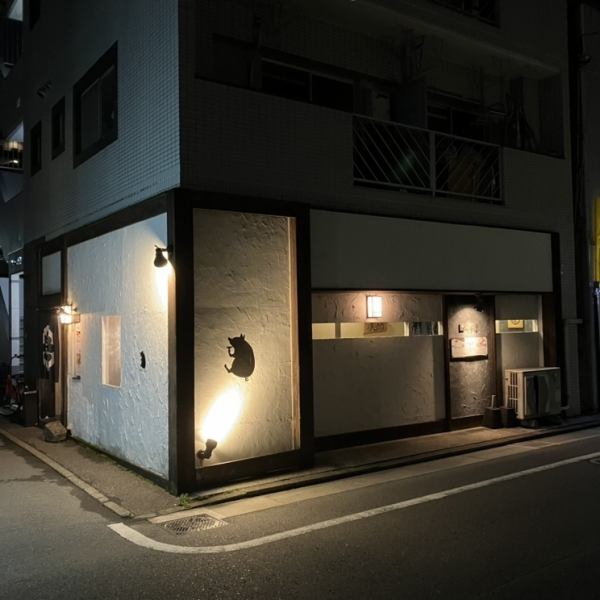 Recommended for dates! Relaxed table seating.It's a 3-minute walk from Sumiyoshi-dori to Minoshima Shopping Street.A hidden restaurant with a small window that gives off a curious light.