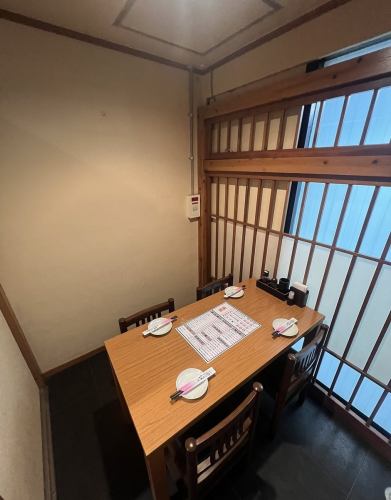個室4名様　x 2。2~4名様対応可能なテーブル席(完全個室)喫煙可能