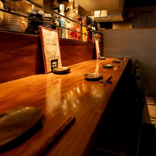カウンター席はカップルや夫婦でのデート利用にもご好評いただいております。大切な記念日には横並びで座って一緒にお食事はいかがでしょうか。