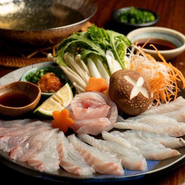 新鮮な鯛を贅沢に味わう「鯛しゃぶ」は、口中に広がる繊細な旨味と上品な甘みが魅力です。香り高い出汁にくぐらせることで、よりまろやかに味わいが深まり、旬の味覚を存分に堪能できます。宴会でも華やかに囲めば、会話も弾む優雅なひとときを演出する逸品です。