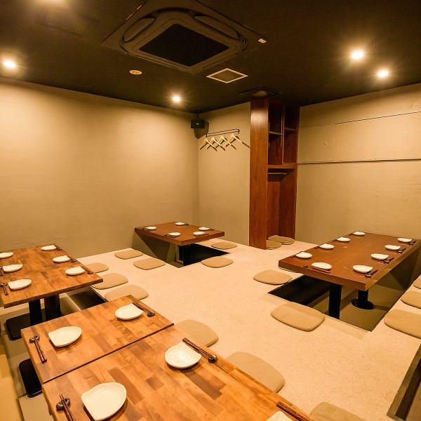 An izakaya that blends Japanese style with modern sophistication [fully equipped with private rooms].In a relaxed atmosphere, you can enjoy beautiful dishes that showcase the seasonal flavors and the artisan's skill.Our private rooms can accommodate up to 30 people and are perfect for year-end parties, New Year's parties, various banquets, girls' nights out, anniversaries, business meetings, business entertainment, and other special occasions where you can chat with loved ones.Enjoy a luxurious moment of relaxation surrounded by delicious food.