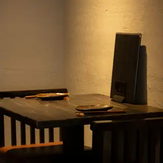 双人桌。请把宝贵的时间留给你的朋友、上司和家人。我们提供各种课程，包括不限时长的女生之夜、我们广受欢迎的1号顶级黑毛和牛牛肉课程，以及专为学生开设的课程。