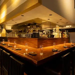[40cm deep and spacious] A prime seat recommended for individuals or parties of two.Furthermore, by combining table seating (20 people) and counter seating (8 people), the entire entrance floor can be reserved for up to 28 people, making it suitable for large company banquets or as a private room for groups.A very popular floor for moms' gatherings and get-togethers for adult women.
