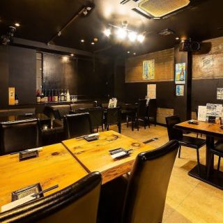 【テーブル席:2名様×10卓】最大20名様まで！少人数から大人数まで柔軟に対応◎　当店は全席喫煙OK◎テーブルを繋げることで最大20名様までの大人数利用が可能です。人数に合わせてお席をお作りしますので大人数宴会もお気軽にご利用ください。