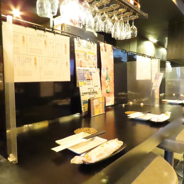 【カウンター席】大人なムードあるカウンター席は全4席ご用意しております。お1人様のご利用はもちろん、お洒落な雰囲気はデートにもピッタリ♪対面より横並びでデートを楽しみたい方はぜひこちらの席でどうぞ！