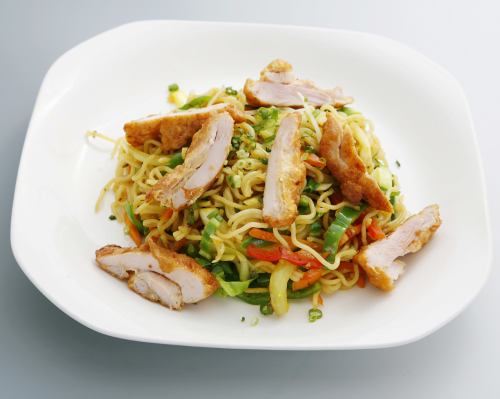 チャウミン(スパイスで味付けしたネパール風の焼きそば)