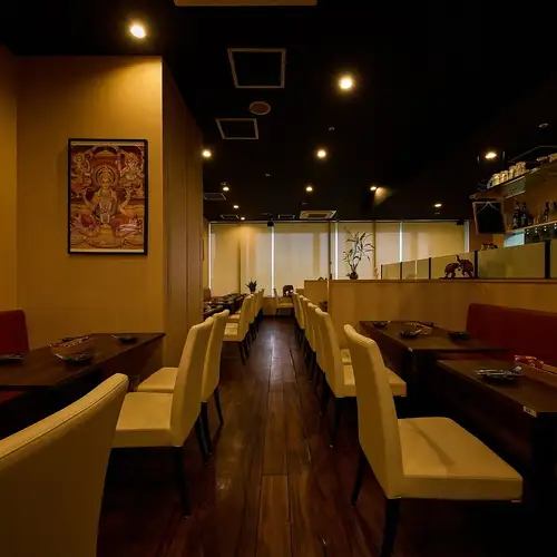 <p>【広々とした店内】ゆったりとしたお席の配置になっており、くつろぎのひとときをお楽しみいただけます♪本格的なエスニック料理と美味しいお酒やドリンクを心ゆくまでお召し上がりください。</p>
