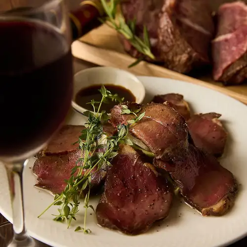 ボリューム満点の肉料理！
