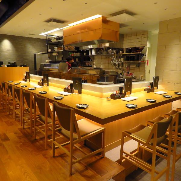 The counter seats in the open kitchen, full of realism, are more spacious than the table seats for adults who want to have a date or tail. ◎ Counter seats are recommended for gatherings with small groups ♪