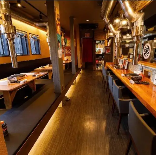 当店は席と席の間隔が広く、周囲を気にせずゆったりとリラックスした状態でお食事をお楽しみいただけます。フードやドリンクのメニューも豊富に取り揃えており、お客様のニーズに合ったものをご提供いたします。落ち着いた雰囲気の中で美味しい料理をご堪能いただけますので、ぜひ当店へお越しください!