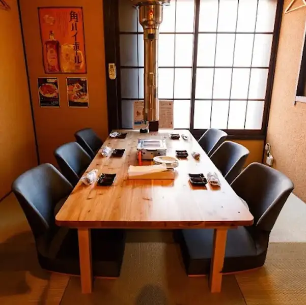 周囲を気にせず、ゆったりと過ごせる個室をご用意。落ち着いた雰囲気で、宴会はもちろん、接待や記念日にも最適です。広々とした空間で、仲間やご家族と特別な時間をお楽しみください。プライベート感たっぷりの個室で、心ゆくまで美味しい料理と会話をどうぞ。