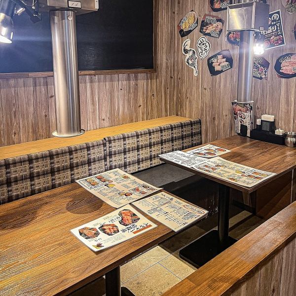 ゆったりお寛ぎいただける掘りごたつ席やテーブル席など合わせて最大65名でご利用可能！！会社宴会や同窓会など各種宴会に相性抜群！また、雰囲気をより楽しんで頂く為、個室はご用意していないため、広々とした店内でお食事をお楽しみいただけます。飲み会、学生さん、ご家族様など様々なシーンにどうぞ！
