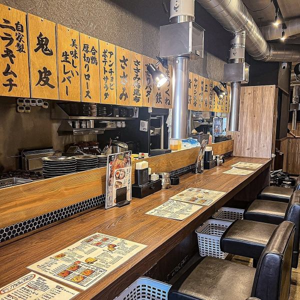 【ちょい飲みも大歓迎！カウンター席】お一人でも気軽にご利用いただけます♪美味しい焼き鳥でサク飲みしませんか？カウンター席はデートやお仕事帰りにちょっと飲みたいときなどにご利用ください！七輪焼き鳥以外にも、新鮮な生ものや揚げ物、鶏釜飯、お酒のアテにもってこいの逸品をご用意してお待ちしております！