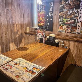 安靜的空間和可舒適容納四人的桌椅座位非常適合各種場合，例如假日午餐、女生之夜或與媽媽朋友的聚會。適合熱烈交談的完美距離和優雅的氛圍營造出舒適的日常時光。品嚐時令美食，度過一段難忘的時光。