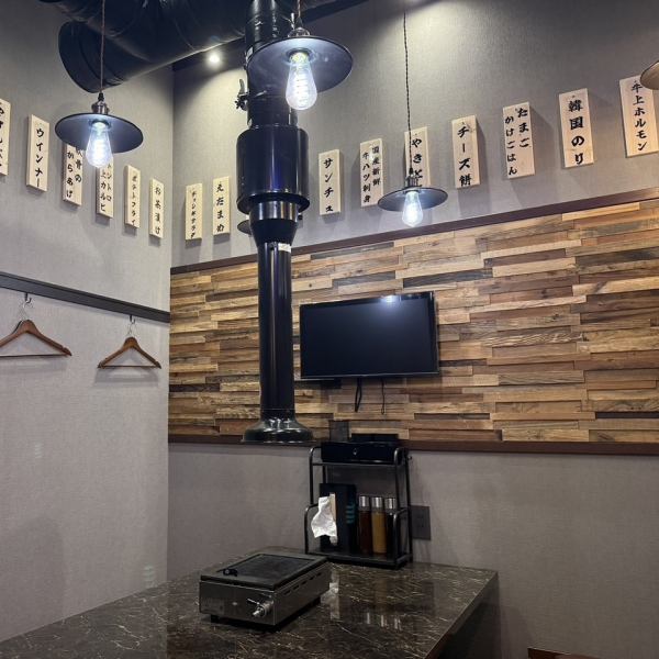 【飲食ブース｜6名様掛けテーブル×3席、4名様掛けテーブル×3席◆】飲食ブースでは、皆様でお肉を焼きながら楽しいひとときをお過ごしいただける空間を演出しており、ごゆっくりおくつろぎいただけるソファー席もご用意しております。ご家族やご友人様とご一緒に美味しいお肉をご堪能ください♪