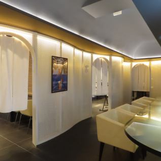 仕切りのある半個室もご用意しております。