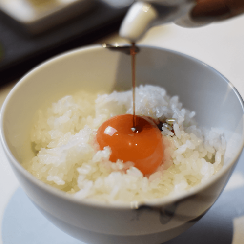 箸でつまめる新鮮な田中農場の極上卵を使用