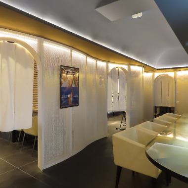 店内には仕切りで区切られた半個室をご用意。周りを気にせず、ゆったりとした時間をお過ごしいただけます。デートや女子会、接待など、幅広いシーンにぴったりです。