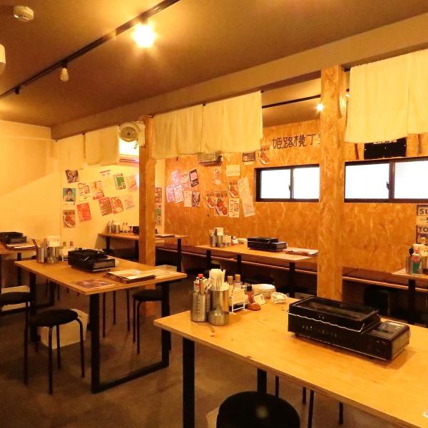 我们的餐桌最多可容纳50人,适合举办大型迎宾宴、欢送宴及其他各种宴会!我们热情周到的服务人员将在我们干净雅致的餐厅恭候您的光临!欢迎前来享用美味佳肴和饮品!