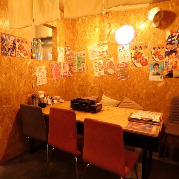 我们还设有小型私人包间!您可以在温馨舒适的木质装潢餐厅里悠闲地享用海鲜美食。欢迎您与家人朋友前来庆祝生日和周年纪念日。