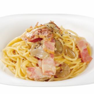 Rich carbonara with bacon and mushrooms