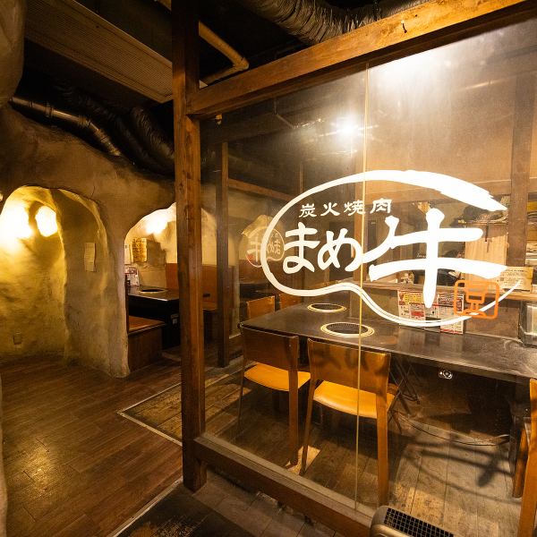 欢迎单身顾客光临本店！古色古香的店内设有吧台座位。如果您想一个人轻松地享用一顿烤肉，或者想一个人彻底享受烤肉，请利用吧台座位，在您最喜欢的时间烤您最喜欢的肉，亲自享受烤肉的真正乐趣。请欣赏！