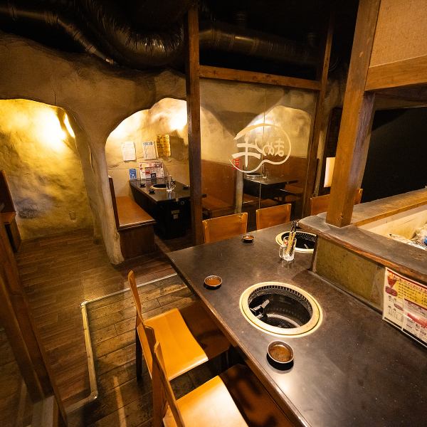 餐桌座位设计得像一个洞穴，让您在私人空间里享用餐点。可以体验到仿佛进入洞穴般的氛围也是其魅力之一！桌子宽敞舒适，带孩子的顾客也能安心地享受时光。请与您的家人一起来拜访我们。