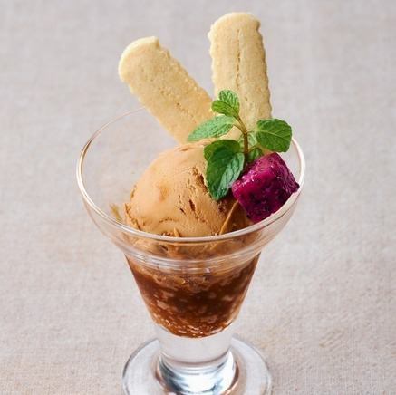 紅糖冰淇淋配雪鹽金蘇打