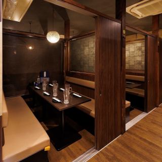 【完全個室（壁・扉あり）/テーブル個室】少人数様でも、団体様でも個室席をご用意致します。2名様～6名様個室、8名様～12名様個室etc…様々な用途にあわせてご活用下さいませ。