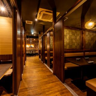 【団体様での貸切宴会も承ります】最大200名様まで可能！洗練された落ち着きある雰囲気の店内を貸し切ったご宴会も可能です◎時間を忘れてお食事やご宴会をゆったりと楽しめる。そんな情緒ある店造りを目指しております◎和の雰囲気漂う空間で味わう自慢のかに料理とお酒を是非ご堪能ください。