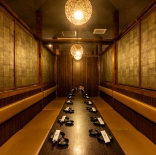 【掘りごたつ個室あり】（2名～4名様用・4名～6名様用/扉・壁あり）10名様～20名様など団体様でのご宴会にもご利用可能な大型個室もご用意。落ち着いた上品な雰囲気の個室は、まさにプライベート空間。周りを気にせずゆったりとご宴会をお楽しみ頂けます。