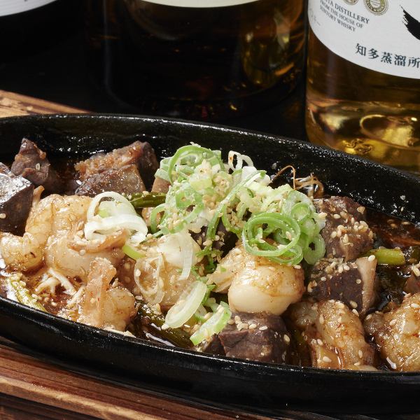【美味しさに自信☆堀市の看板メニューのひとつ】≪牛ホルモンタレ焼き鉄板盛り≫1080円(税込)～