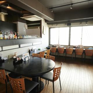 和風の内装で落ち着いた雰囲気の店内は、美味しい料理をシェアしながら楽しむ女子会にもぴったりな空間です♪