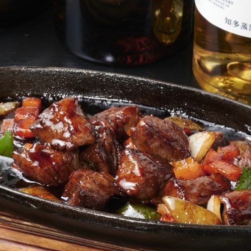【お酒との相性抜群★最高のお酒のアテに♪】≪ブラックペッパーの牛肉鉄板焼き≫1480円(税込)～