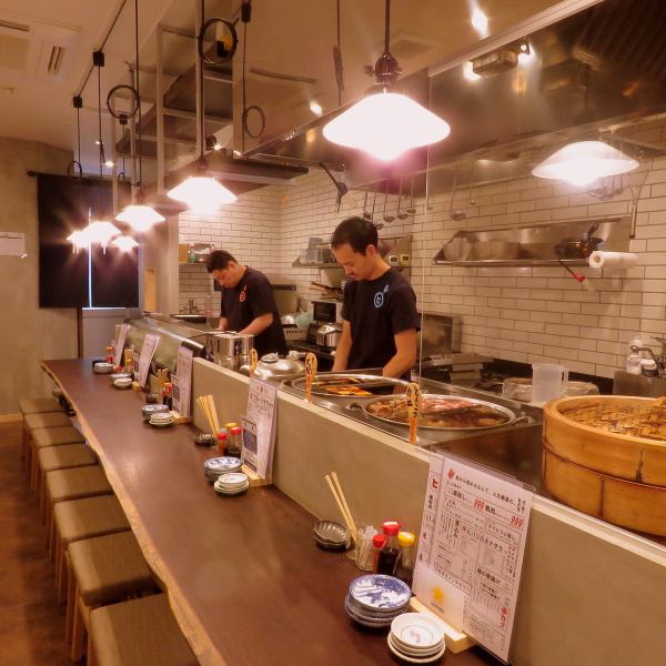 There are 10 popular counter seats available, perfect for drinking saku on the way home or drinking with friends!