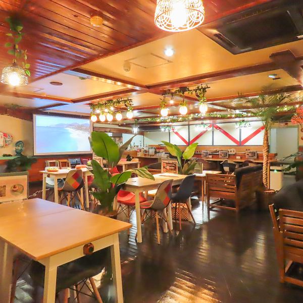 【広々とした店内はパーティーにもおすすめ◎】ハワイをイメージしたインテリア♪店主自ら手掛けたディテールにこだわった空間で、まるでハワイにいるかのような気分を味わえます◎貸切も可能ですので、お気軽にご相談ください。特別な時間を、素敵な空間でお過ごしください♪