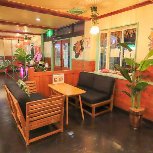 まるでハワイのような店内