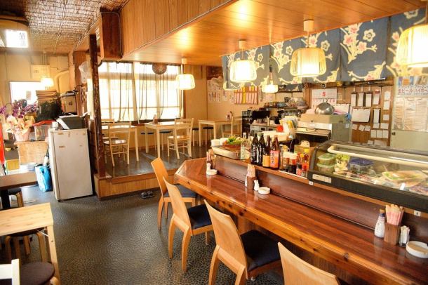 接受各種宴會的預約♪ 店內洋溢著日式風情，木頭的溫暖給人一種舒適的感覺。請隨時向我們詢問人數等。