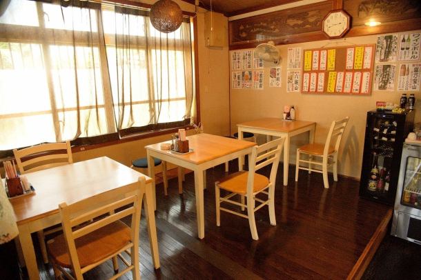 The table seats inside the store are designed to make you feel at home! You can reserve the restaurant for yourself or a group of friends or family for up to 28 people on your way home from work! Please come visit us♪ We also have a TV♪ Our store is completely non-smoking.Please note.