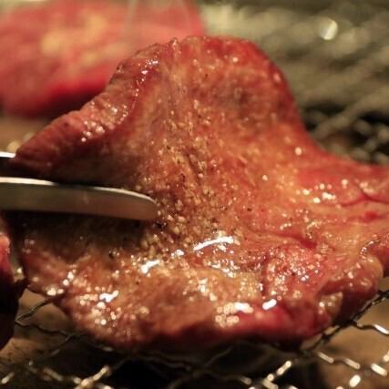 牛舌烤肉8道菜+3小时无限畅饮40种饮品4950日元（含税）