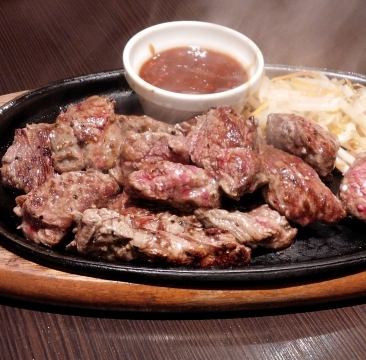 2 小時無限暢吃暢飲套餐，包括上等牛腩排、無限量供應的沖繩新鮮魚刺身以及其他 40 道菜餚。