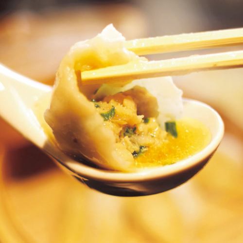 Beware of gravy explosion.It's dusty.This is our store's specialty [Meat juice boiled gyoza]♪ Contains 4 pieces! Meat soup dumplings are a hot topic in Roppongi!