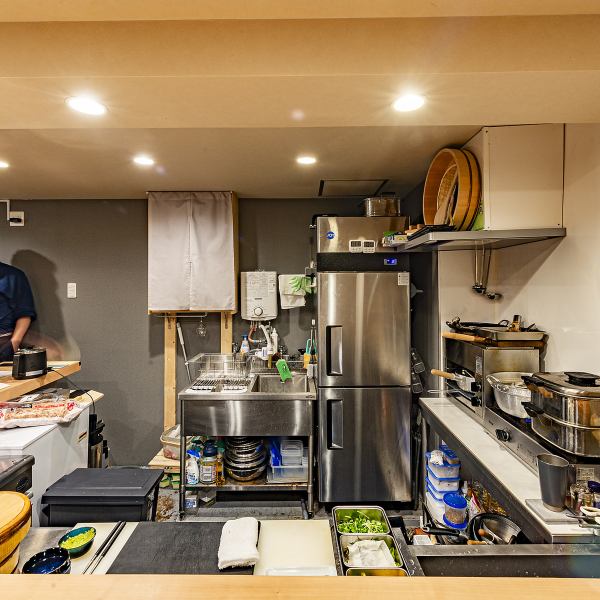 【キッチン風景】 カウンター席の前で繰り広げられるライブ感あふれる調理風景は、食事の楽しさを一層引き立てます。板前が手際よく食材を扱う姿や、音と香りが漂う中で、料理が完成していく様子を間近で楽しめるのは、ここならではの特別な体験です。調理の過程を通じて、食材へのこだわりや技術を感じることができます！