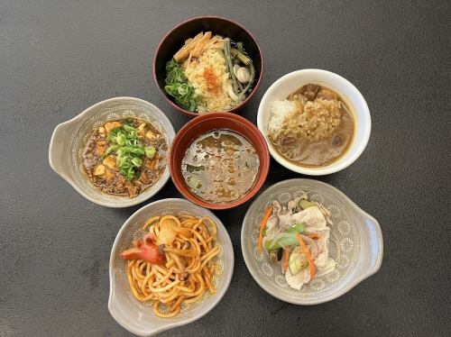 A variety of meals that can be used in various scenes.