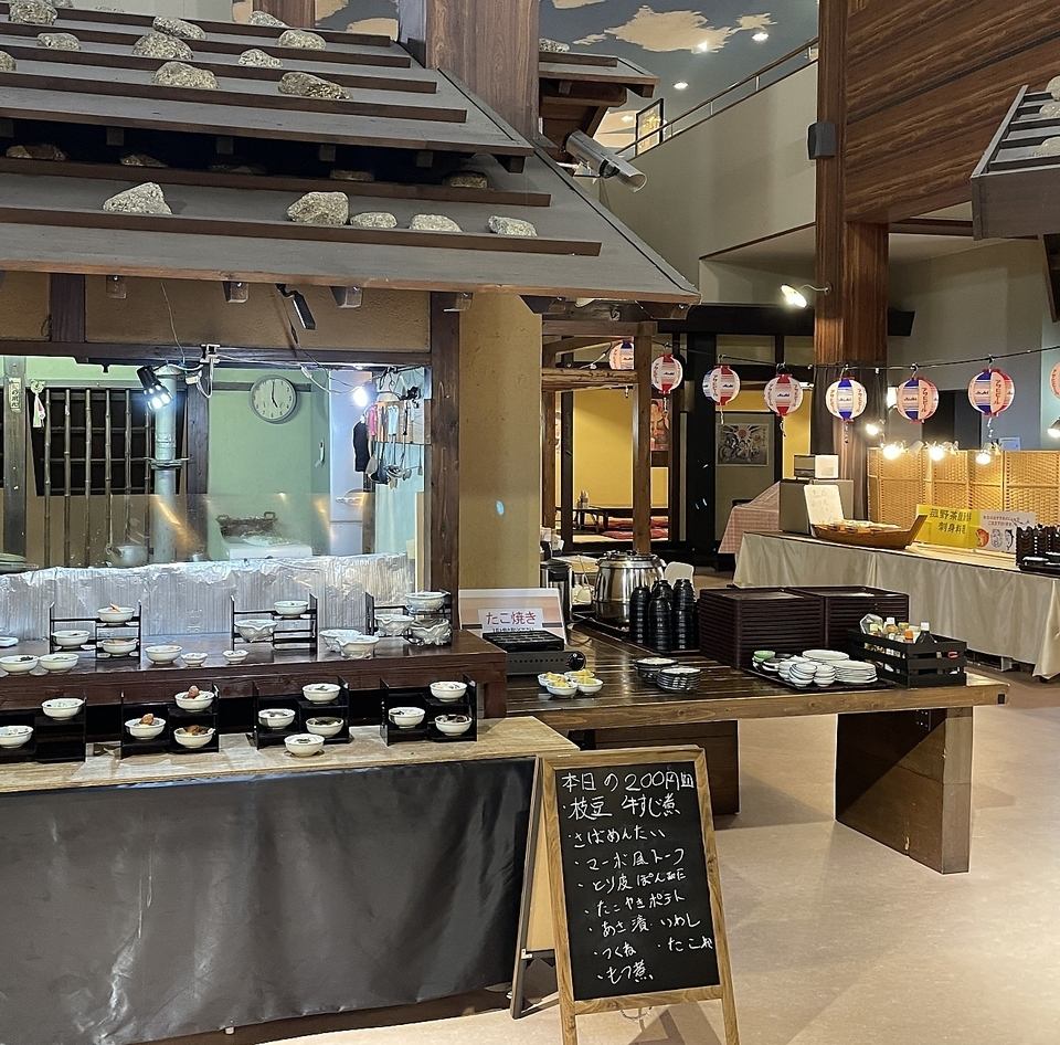 You can enjoy the hot springs, lunch buffet (drinks included) and dinner (from 200 yen per plate) at reasonable prices.