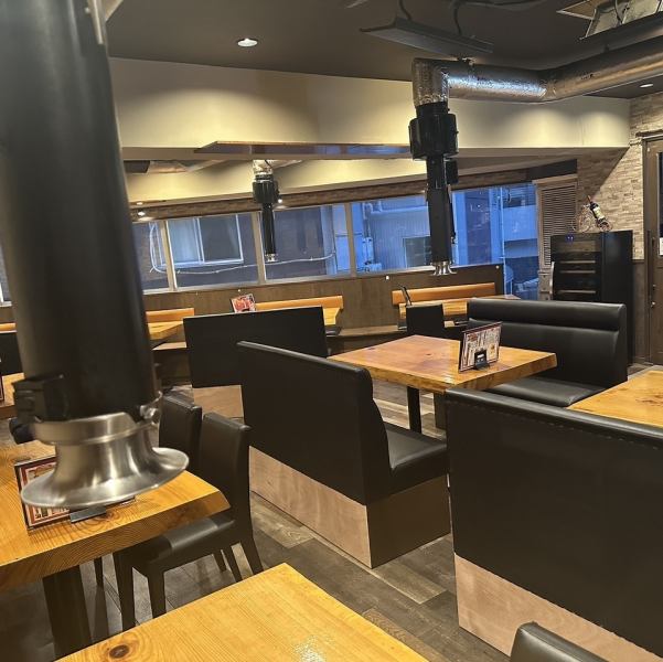 和モダンな清潔感溢れる店内は、普段使いはもちろんのこと、女子会や会社宴会、ご家族連れでのお食事など多彩なシーンにマッチ♪木の温もりが感じられる居心地のいい店内空間となっております!お気軽にお越しください♪