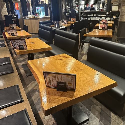 4名掛けテーブル席×9卓