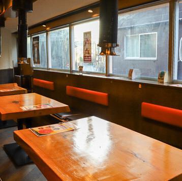 少人数でゆったりと寛げるテーブル席は、デートや気軽な食事におすすめ★七輪を囲みながら、仲間と語らう時間を楽しめます♪木の温もりを感じる落ち着いた雰囲気と、行き届いた空間づくりで、親密で心地よい食事シーンを叶える席配置が自慢です◎