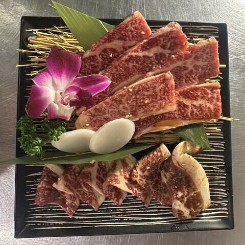 炭火焼きの肉を味わう！